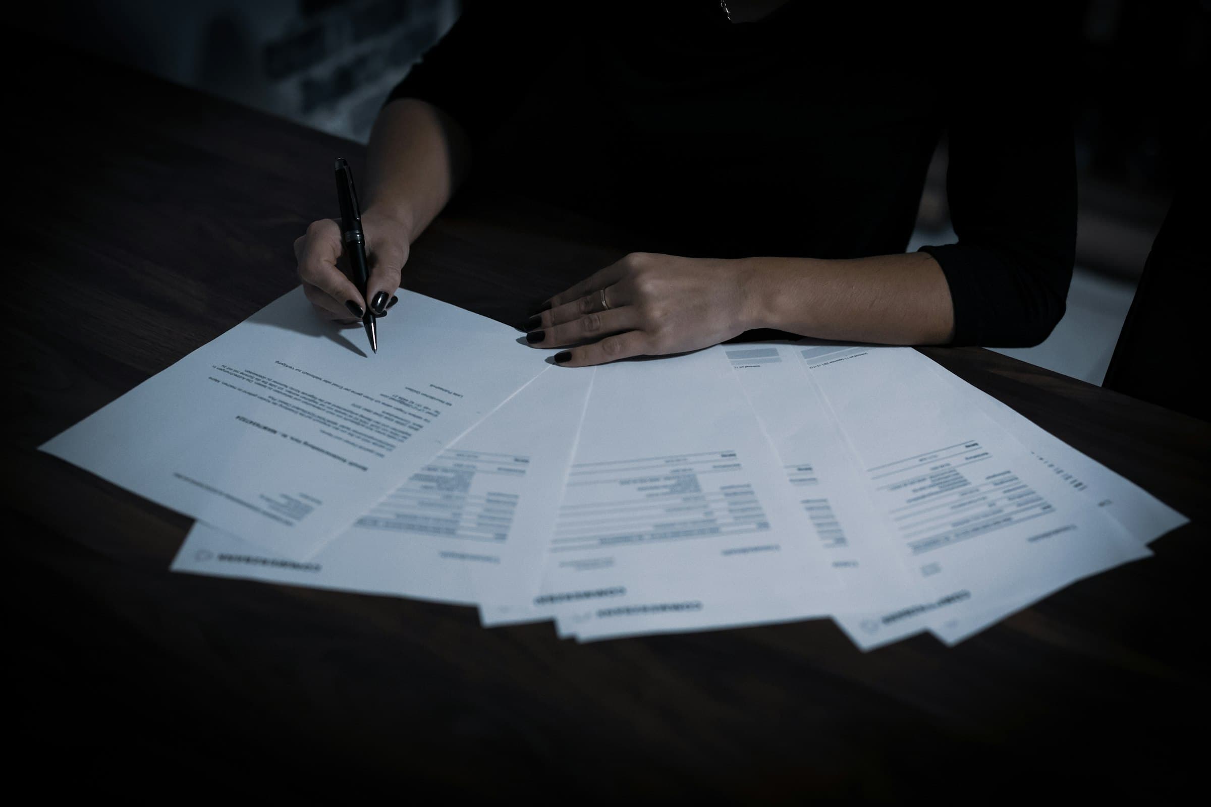 Escritorio de trabajo con documentación contable
